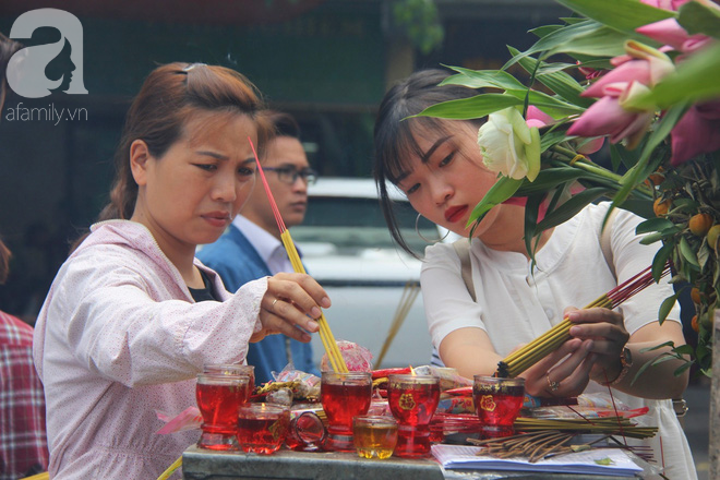 Tranh thủ giờ nghỉ trưa, chị em công sở rủ nhau đội nắng đi chùa cầu an Rằm tháng Giêng - Ảnh 4.