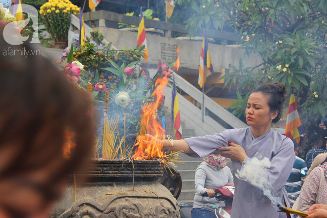 Tranh thủ giờ nghỉ trưa, chị em công sở rủ nhau đội nắng đi chùa cầu an Rằm tháng Giêng - Ảnh 16.