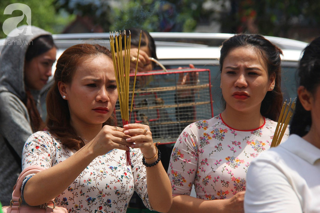 Tranh thủ giờ nghỉ trưa, chị em công sở rủ nhau đội nắng đi chùa cầu an Rằm tháng Giêng - Ảnh 18.