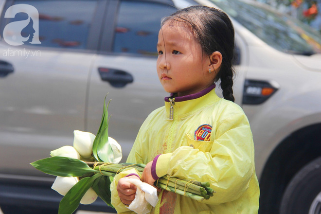 Tranh thủ giờ nghỉ trưa, chị em công sở rủ nhau đội nắng đi chùa cầu an Rằm tháng Giêng - Ảnh 8.