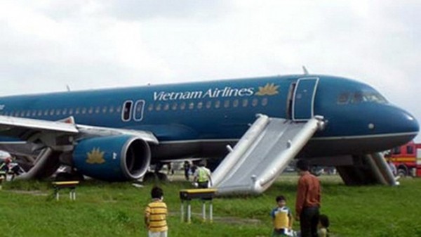 Nam hành khách tự ý mở cửa thoát hiểm máy bay, Vietnam Airlines phải tạm dừng hơn 2 giờ để xử lý - Ảnh 1.