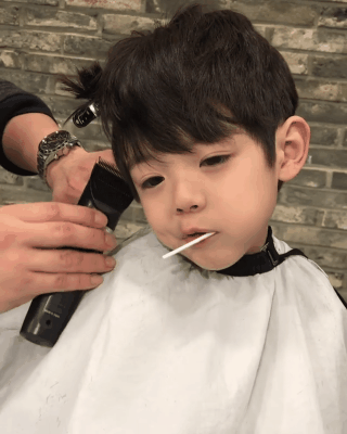 Mơ màng ngậm kẹo trong lúc cắt tóc, cậu nhóc Hàn Quốc đốn tim cả triệu người vì quá đẹp trai - Ảnh 1.