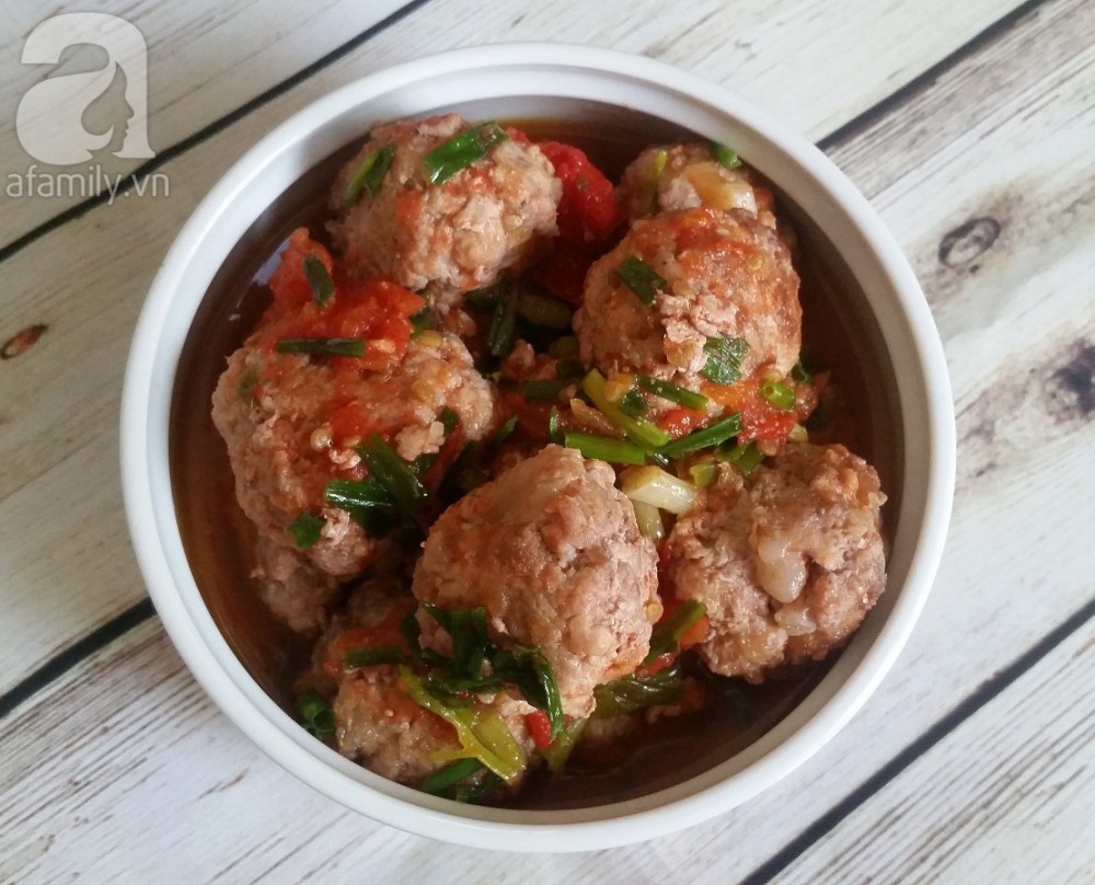 Cầm 70 ngàn đi chợ có ngay mâm cơm tối đầy đủ các chất cần thiết nóng hổi thơm ngon - Ảnh 1.