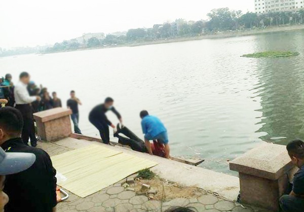 Hà Nội: Bàng hoàng phát hiện thi thể người đàn ông đang phân hủy tại hồ Linh Đàm - Ảnh 1.
