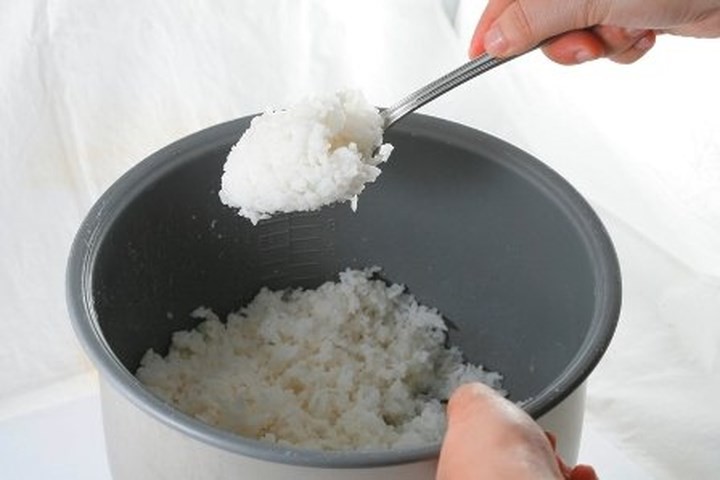 Trộn cơm nguội với trứng sống, tưởng làm chơi ngờ đâu có được món ngon không tưởng - Ảnh 1. Trộn cơm nguội với trứng sống, tưởng làm chơi ngờ đâu có được món ngon không tưởng - Ảnh 1.