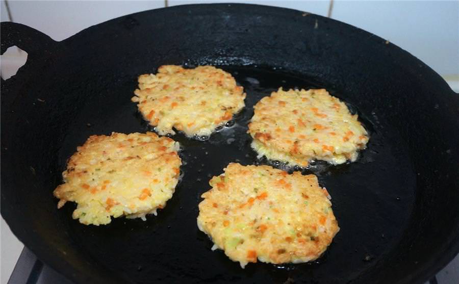 Trộn cơm nguội với trứng sống, tưởng làm chơi ngờ đâu có được món ngon không tưởng - Ảnh 3. Trộn cơm nguội với trứng sống, tưởng làm chơi ngờ đâu có được món ngon không tưởng - Ảnh 3.