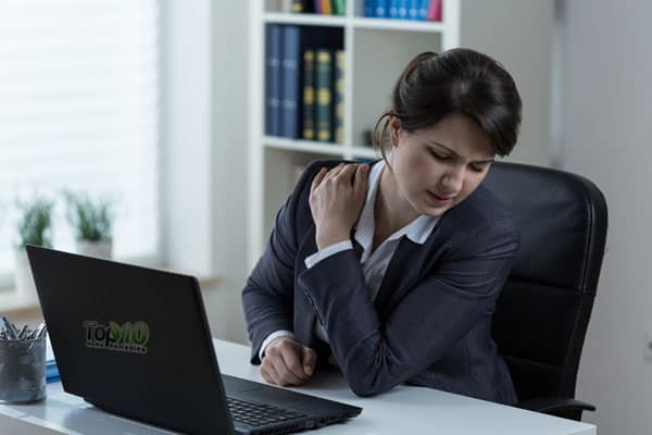 Làm thế nào để ngăn ngừa hoặc giảm đau cổ, đau vai khi làm việc? - Ảnh 1.
