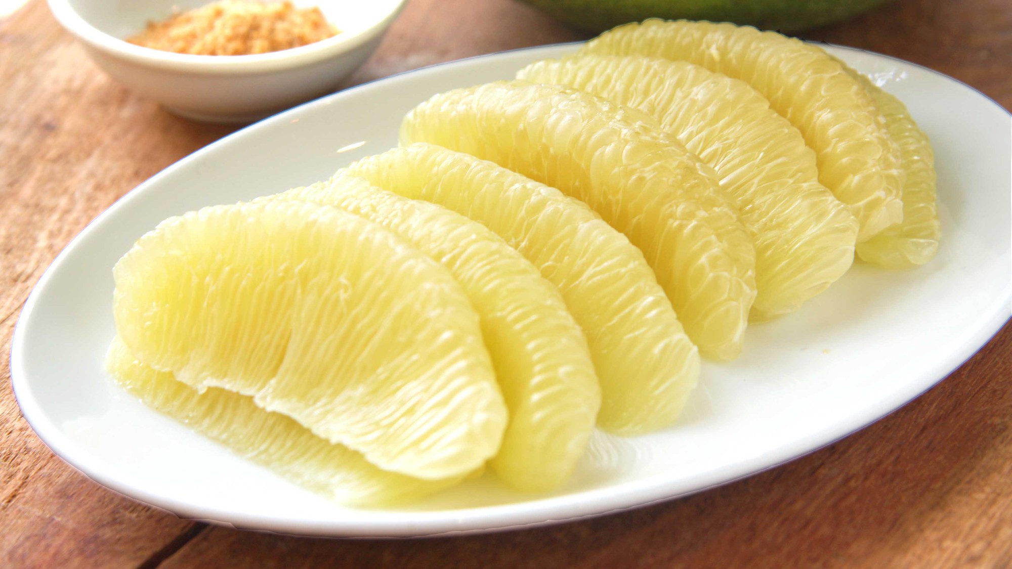 Nếu chỉ dùng bưởi để ăn tráng miệng thì thiếu sót quá, có hàng tá món ăn ngon lành làm từ quả bưởi đấy - Ảnh 1. Nếu chỉ dùng bưởi để ăn tráng miệng thì thiếu sót quá, có hàng tá món ăn ngon lành làm từ quả bưởi đấy - Ảnh 1.