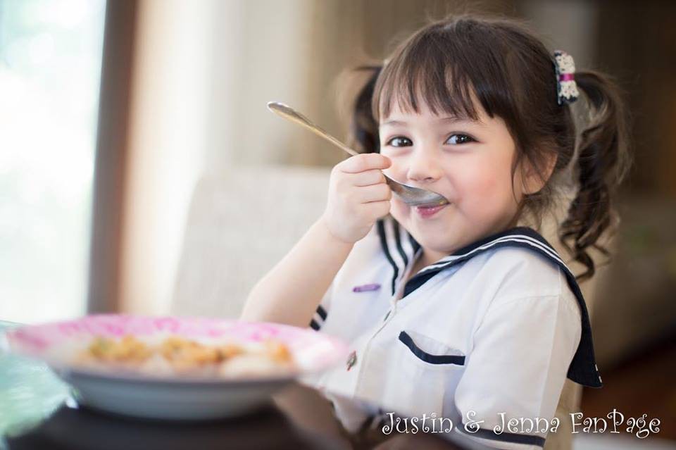 Cặp anh em xinh như thiên thần nhưng khi xem ảnh bố mẹ, mọi người còn ngỡ ngàng hơn - Ảnh 2.