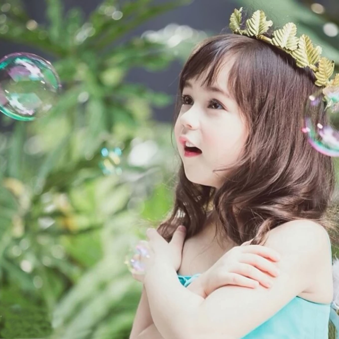 Cặp anh em xinh như thiên thần nhưng khi xem ảnh bố mẹ, mọi người còn ngỡ ngàng hơn - Ảnh 1.
