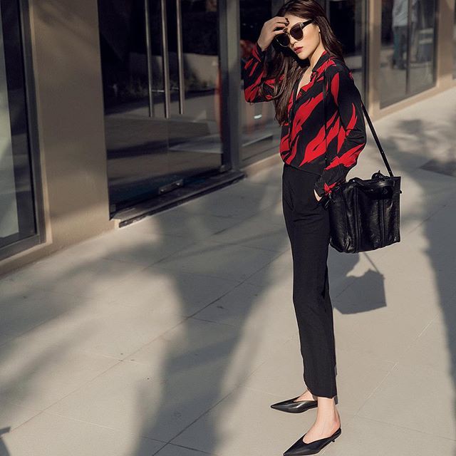 Nhìn bộ đồ của Kỳ Duyên và Hà Hồ lại hao hao nhau đến lạ trong street style tuần này - Ảnh 1.