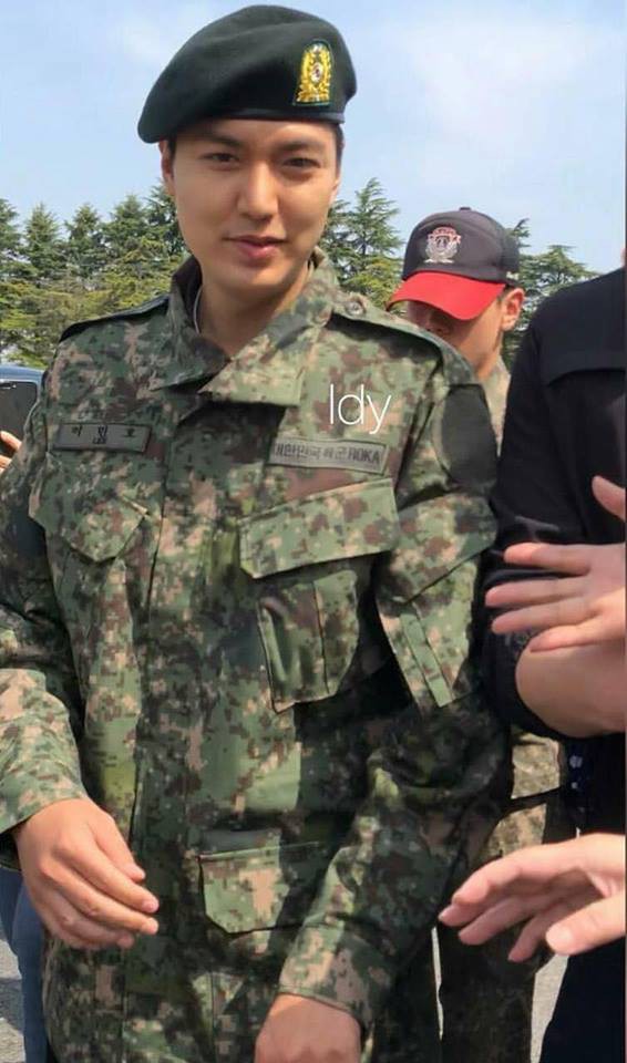 Hé lộ hình ảnh Lee Min Ho mặt phúng phính trong ngày tốt nghiệp huấn luyện quân sự  - Ảnh 8.