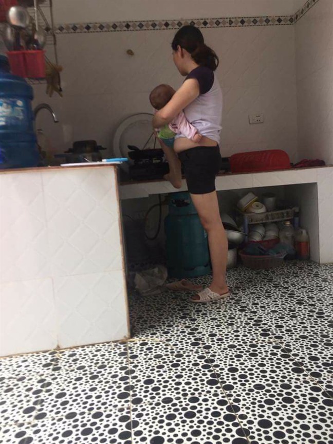 Có thể vừa bế con vừa rửa bát, đánh răng thế này mới thấy, các mẹ nhà mình đúng là siêu nhân cân cả bầu trời - Ảnh 7.