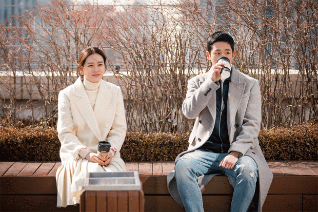 ‘Mệt mỏi’ với gần 50 cảnh ôm - hôn của Son Ye Jin và Jung Hae In trong ‘Chị đẹp mua cơm ngon cho tôi’ - Ảnh 1.