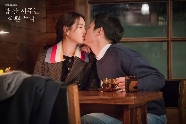 ‘Mệt mỏi’ với gần 50 cảnh ôm - hôn của Son Ye Jin và Jung Hae In trong ‘Chị đẹp mua cơm ngon cho tôi’ - Ảnh 17.