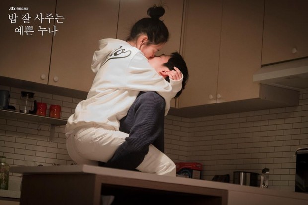 ‘Mệt mỏi’ với gần 50 cảnh ôm - hôn của Son Ye Jin và Jung Hae In trong ‘Chị đẹp mua cơm ngon cho tôi’ - Ảnh 19.