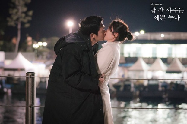 ‘Mệt mỏi’ với gần 50 cảnh ôm - hôn của Son Ye Jin và Jung Hae In trong ‘Chị đẹp mua cơm ngon cho tôi’ - Ảnh 4.