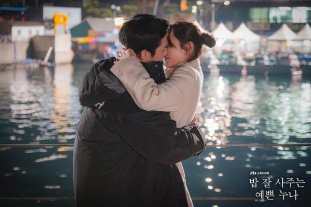 ‘Mệt mỏi’ với gần 50 cảnh ôm - hôn của Son Ye Jin và Jung Hae In trong ‘Chị đẹp mua cơm ngon cho tôi’ - Ảnh 5.