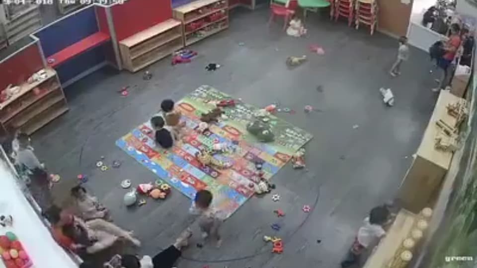 Nghệ An: Cô giáo mầm non dùng chân ghì, đánh trẻ liên tiếp khiến dân mạng phẫn nộ - Ảnh 2. Nghệ An: Cô giáo mầm non dùng chân ghì, đánh trẻ liên tiếp khiến dân mạng phẫn nộ - Ảnh 2.