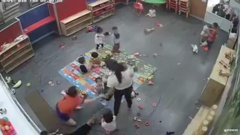 Nghệ An: Cô giáo mầm non dùng chân ghì, đánh trẻ liên tiếp khiến dân mạng phẫn nộ - Ảnh 3. Nghệ An: Cô giáo mầm non dùng chân ghì, đánh trẻ liên tiếp khiến dân mạng phẫn nộ - Ảnh 3.