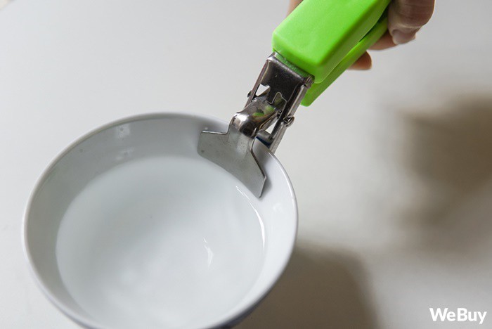 Chỉ 15.000 đồng nhưng dụng cụ kẹp đồ ăn nóng này rất được việc cho các bà nội trợ - Ảnh 5. Chỉ 15.000 đồng nhưng dụng cụ kẹp đồ ăn nóng này rất được việc cho các bà nội trợ - Ảnh 5.