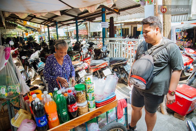 Chuyện chưa kể về bà Tám bán ca cao bánh mỳ độc nhất ở Sài Gòn: 30 năm nuôi chồng mù và 3 con thơ - Ảnh 2.