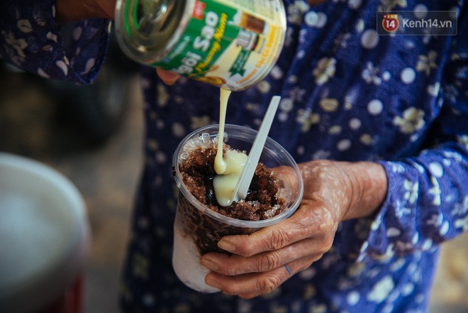 Chuyện chưa kể về bà Tám bán ca cao bánh mỳ độc nhất ở Sài Gòn: 30 năm nuôi chồng mù và 3 con thơ - Ảnh 7.