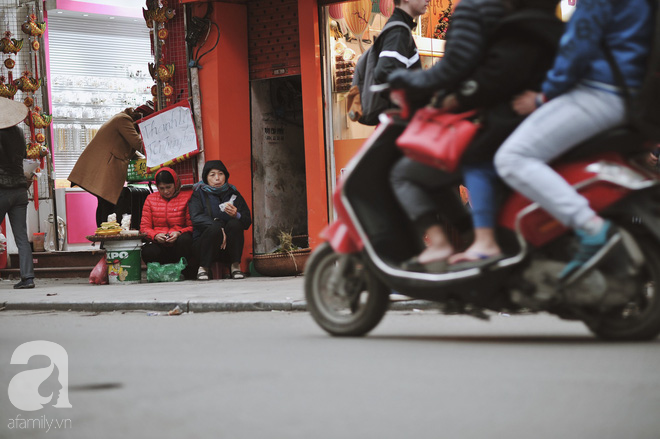 Những khung cảnh mộc mạc chỉ có thể bắt gặp ngày Hà Nội lạnh buốt - Ảnh 4.