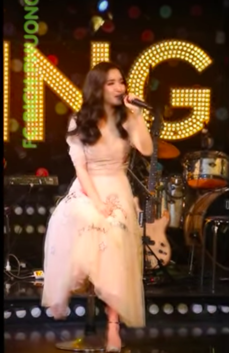 Lần đầu hát Bùa yêu, Bích Phương khoe giọng live cực ngọt ngào  - Ảnh 2.