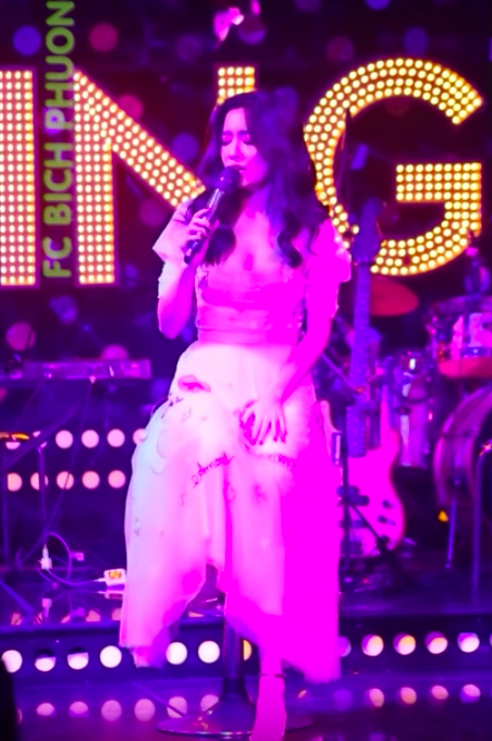 Lần đầu hát Bùa yêu, Bích Phương khoe giọng live cực ngọt ngào  - Ảnh 4.