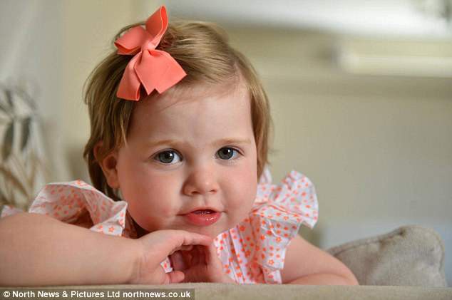 Bức ảnh cứu sống cô bé 2 tuổi khỏi căn bệnh ung thư mắt nhờ chớp được ánh sáng lạ trong mắt - Ảnh 2.
