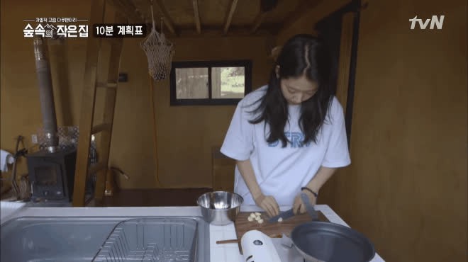 Vào rừng sống hạnh phúc thế này ai chẳng muốn làm hàng xóm với Park Shin Hye, So Ji Sub - Ảnh 2.