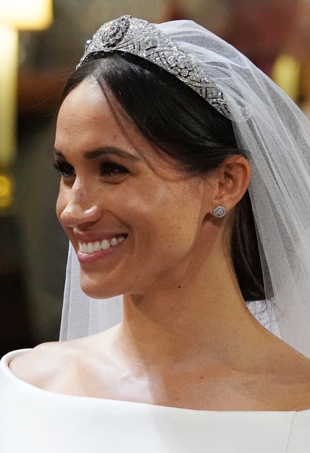 Là cô dâu Hoàng gia, bằng cách này  Meghan Markle đã tuân thủ 4 quy tắc mà các cô dâu phương Tây đều làm khi về nhà chồng - Ảnh 3.