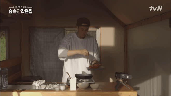 Vào rừng sống hạnh phúc thế này ai chẳng muốn làm hàng xóm với Park Shin Hye, So Ji Sub - Ảnh 5.