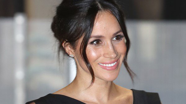 5 kĩ thuật yoga massage mặt để có làn da tuyệt vời như công nương Meghan Markle - Ảnh 1.