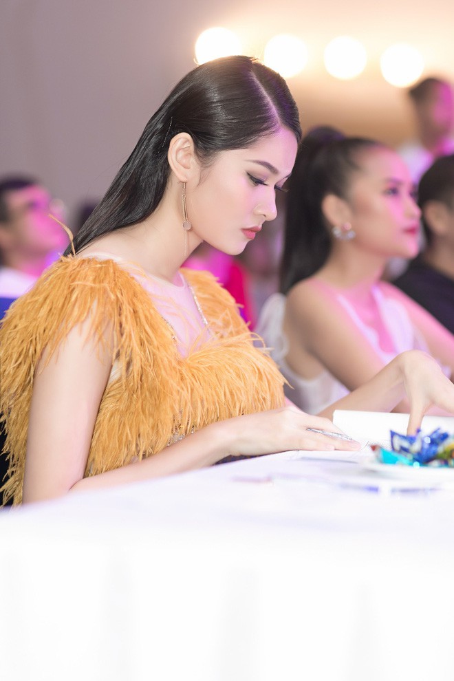 Trang điểm xinh rạng ngời, thần thái miễn chê nhưng Á hậu Thùy Dung vẫn mất điểm vì chọn váy quá rườm rà - Ảnh 4. Trang điểm xinh rạng ngời, thần thái miễn chê nhưng Á hậu Thùy Dung vẫn mất điểm vì chọn váy quá rườm rà - Ảnh 4.