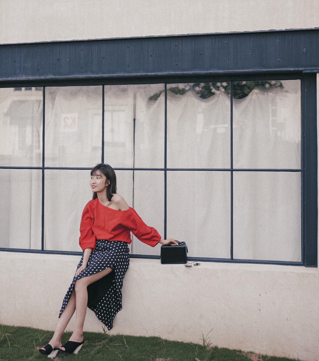 Đâu chỉ mỗi họa tiết hoa, những chấm bi nhỏ xinh cũng điệu đà và duyên dáng lắm nhé! - Ảnh 13. Đâu chỉ mỗi họa tiết hoa, những chấm bi nhỏ xinh cũng điệu đà và duyên dáng lắm nhé! - Ảnh 13.