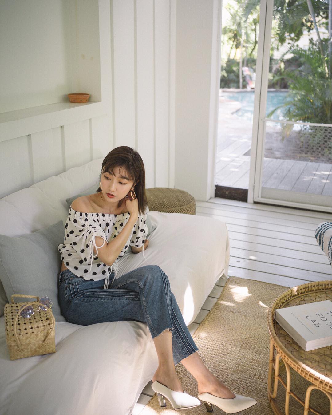 Đâu chỉ mỗi họa tiết hoa, những chấm bi nhỏ xinh cũng điệu đà và duyên dáng lắm nhé! - Ảnh 4. Đâu chỉ mỗi họa tiết hoa, những chấm bi nhỏ xinh cũng điệu đà và duyên dáng lắm nhé! - Ảnh 4.