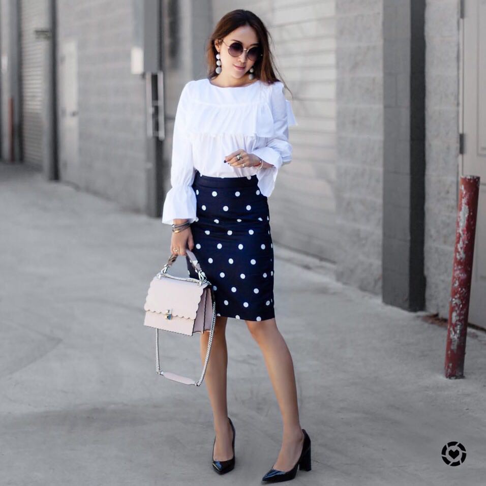 Đâu chỉ mỗi họa tiết hoa, những chấm bi nhỏ xinh cũng điệu đà và duyên dáng lắm nhé! - Ảnh 15. Đâu chỉ mỗi họa tiết hoa, những chấm bi nhỏ xinh cũng điệu đà và duyên dáng lắm nhé! - Ảnh 15.