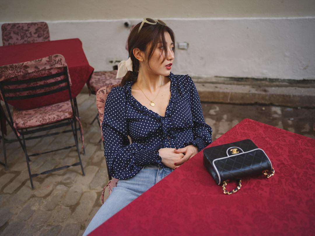 Đâu chỉ mỗi họa tiết hoa, những chấm bi nhỏ xinh cũng điệu đà và duyên dáng lắm nhé! - Ảnh 11. Đâu chỉ mỗi họa tiết hoa, những chấm bi nhỏ xinh cũng điệu đà và duyên dáng lắm nhé! - Ảnh 11.