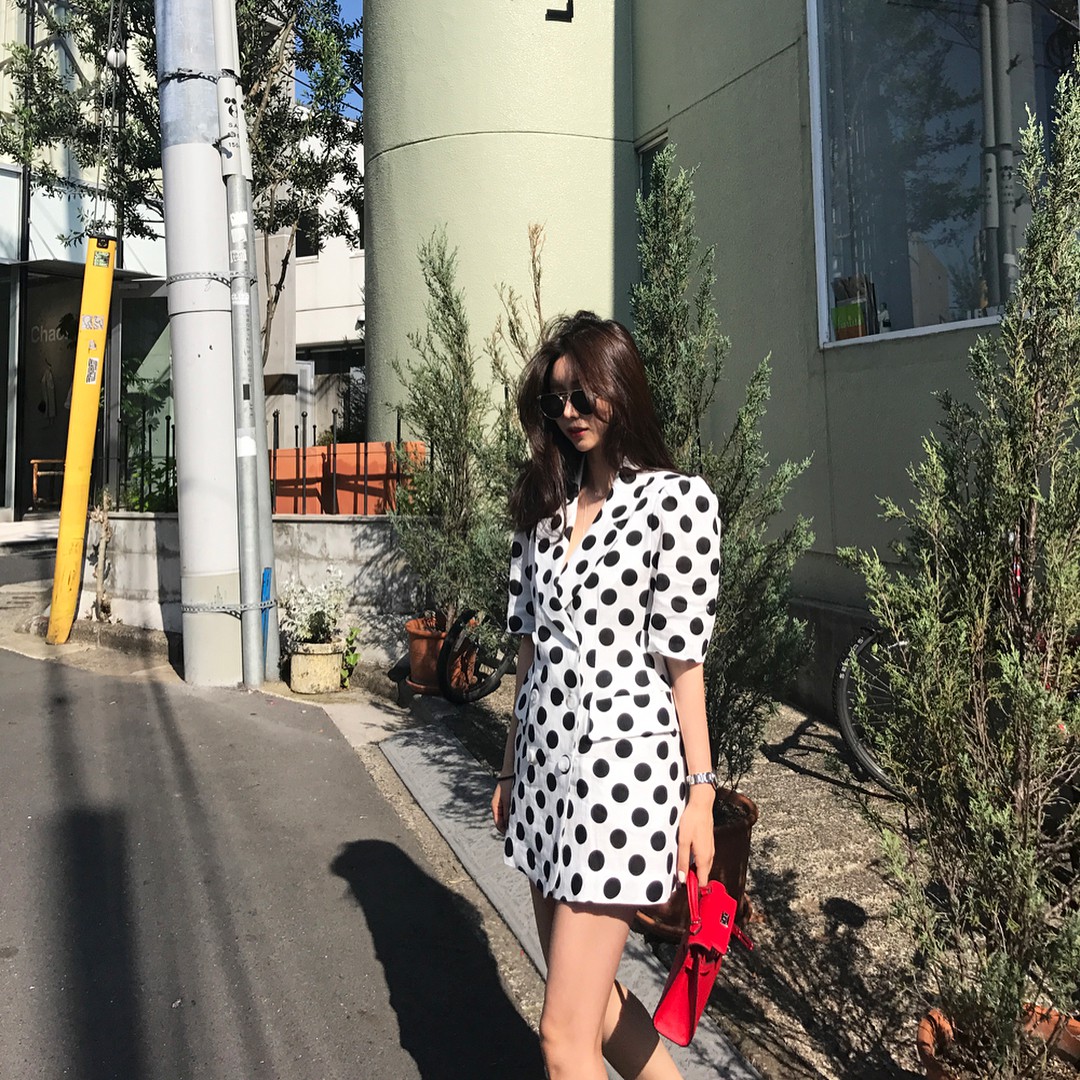 Đâu chỉ mỗi họa tiết hoa, những chấm bi nhỏ xinh cũng điệu đà và duyên dáng lắm nhé! - Ảnh 8. Đâu chỉ mỗi họa tiết hoa, những chấm bi nhỏ xinh cũng điệu đà và duyên dáng lắm nhé! - Ảnh 8.