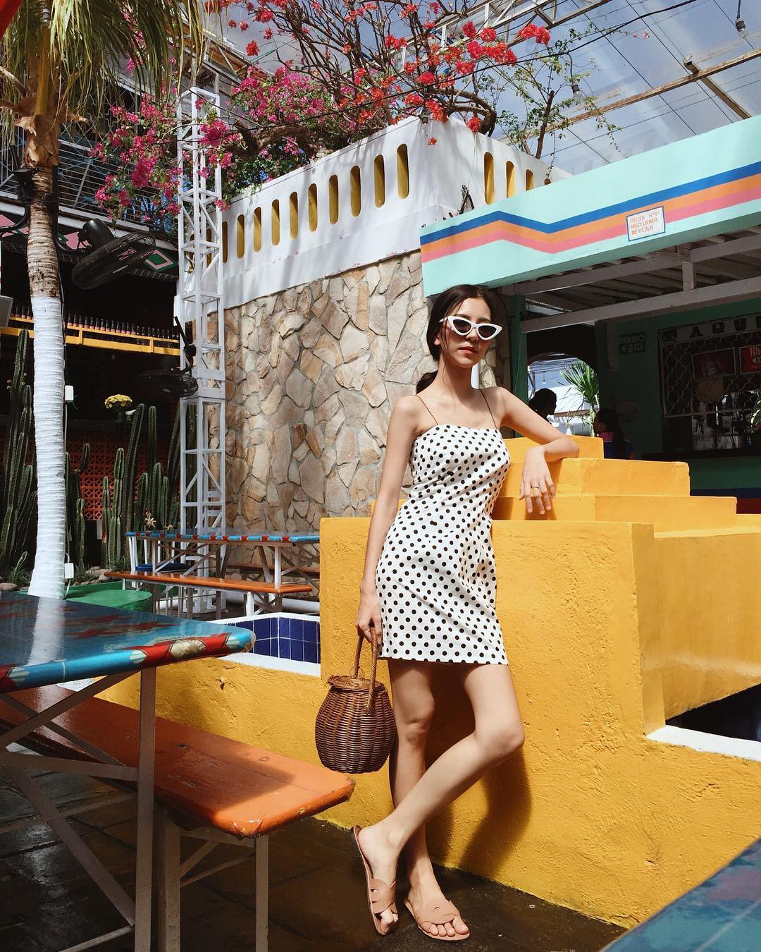 Đâu chỉ mỗi họa tiết hoa, những chấm bi nhỏ xinh cũng điệu đà và duyên dáng lắm nhé! - Ảnh 1. Đâu chỉ mỗi họa tiết hoa, những chấm bi nhỏ xinh cũng điệu đà và duyên dáng lắm nhé! - Ảnh 1.