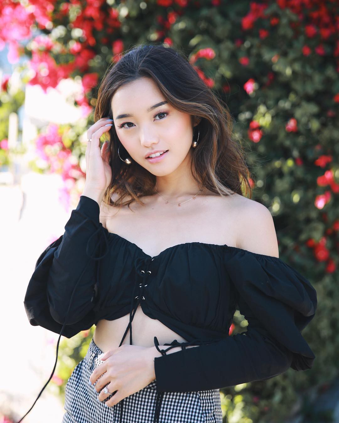 Vừa mát lại vừa điệu, tranh thủ cuối hè các nàng còn chờ gì mà không diện nốt 6 kiểu áo trễ vai hot hit này - Ảnh 5. Vừa mát lại vừa điệu, tranh thủ cuối hè các nàng còn chờ gì mà không diện nốt 6 kiểu áo trễ vai hot hit này - Ảnh 5.