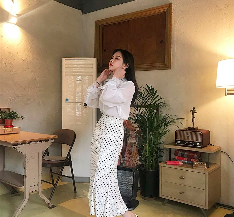 Đâu chỉ mỗi họa tiết hoa, những chấm bi nhỏ xinh cũng điệu đà và duyên dáng lắm nhé! - Ảnh 14. Đâu chỉ mỗi họa tiết hoa, những chấm bi nhỏ xinh cũng điệu đà và duyên dáng lắm nhé! - Ảnh 14.