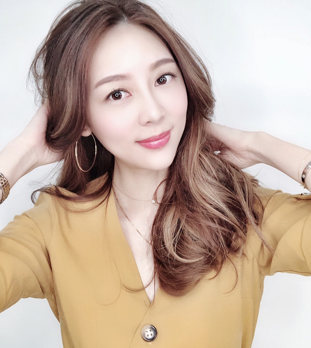 Bác sĩ da liễu nổi tiếng chia sẻ về việc chống lão hóa mà nàng nào từ dưới 20 đến trên 50 tuổi cũng cần - Ảnh 7. Bác sĩ da liễu nổi tiếng chia sẻ về việc chống lão hóa mà nàng nào từ dưới 20 đến trên 50 tuổi cũng cần - Ảnh 7.