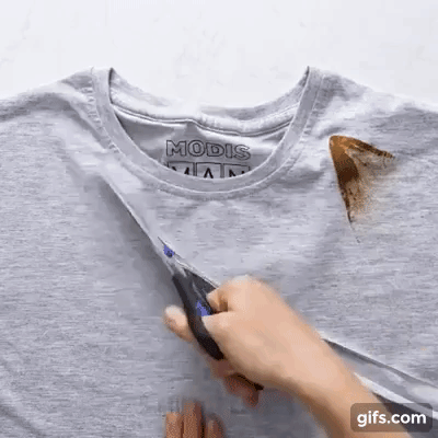 Lỡ tay làm hỏng chiếc áo phông trong lúc ủi, cô gái có cách chữa cháy cực thông minh, chị em thi nhau học hỏi - Ảnh 2. Lỡ tay làm hỏng chiếc áo phông trong lúc ủi, cô gái có cách chữa cháy cực thông minh, chị em thi nhau học hỏi - Ảnh 2.