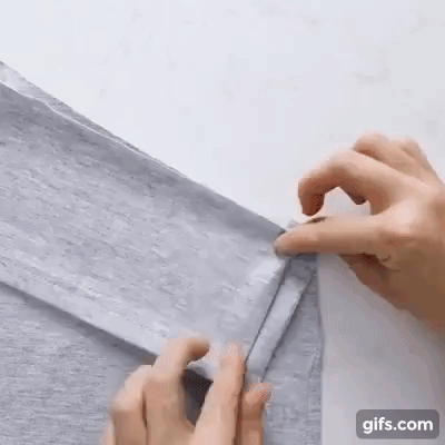 Lỡ tay làm hỏng chiếc áo phông trong lúc ủi, cô gái có cách chữa cháy cực thông minh, chị em thi nhau học hỏi - Ảnh 3. Lỡ tay làm hỏng chiếc áo phông trong lúc ủi, cô gái có cách chữa cháy cực thông minh, chị em thi nhau học hỏi - Ảnh 3.