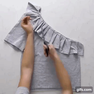 Lỡ tay làm hỏng chiếc áo phông trong lúc ủi, cô gái có cách chữa cháy cực thông minh, chị em thi nhau học hỏi - Ảnh 5. Lỡ tay làm hỏng chiếc áo phông trong lúc ủi, cô gái có cách chữa cháy cực thông minh, chị em thi nhau học hỏi - Ảnh 5.