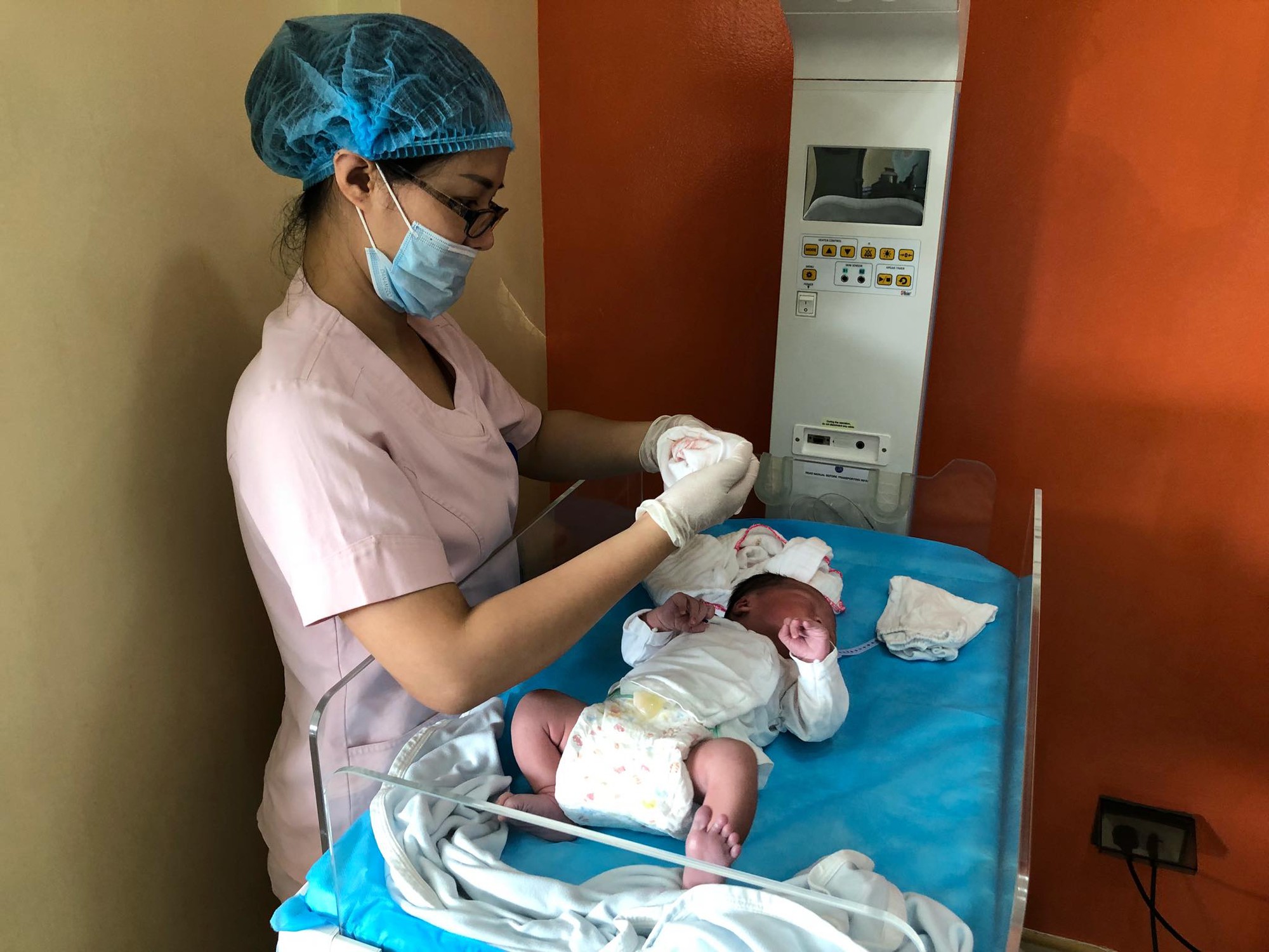 Con ị rồi anh ơi! - Câu nói khiến nhiều ông bố bà mẹ nhảy cẫng lên vui mừng còn hơn cả tin nhắn báo lương - Ảnh 2. Con ị rồi anh ơi! - Câu nói khiến nhiều ông bố bà mẹ nhảy cẫng lên vui mừng còn hơn cả tin nhắn báo lương - Ảnh 2.