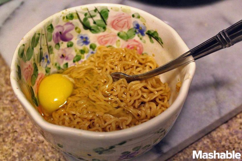 Chàng trai trộn mì gói với trứng sống, cho vào tủ lạnh rồi chế biến thành món ăn vừa ngon và vừa lạ - Ảnh 2. Chàng trai trộn mì gói với trứng sống, cho vào tủ lạnh rồi chế biến thành món ăn vừa ngon và vừa lạ - Ảnh 2.